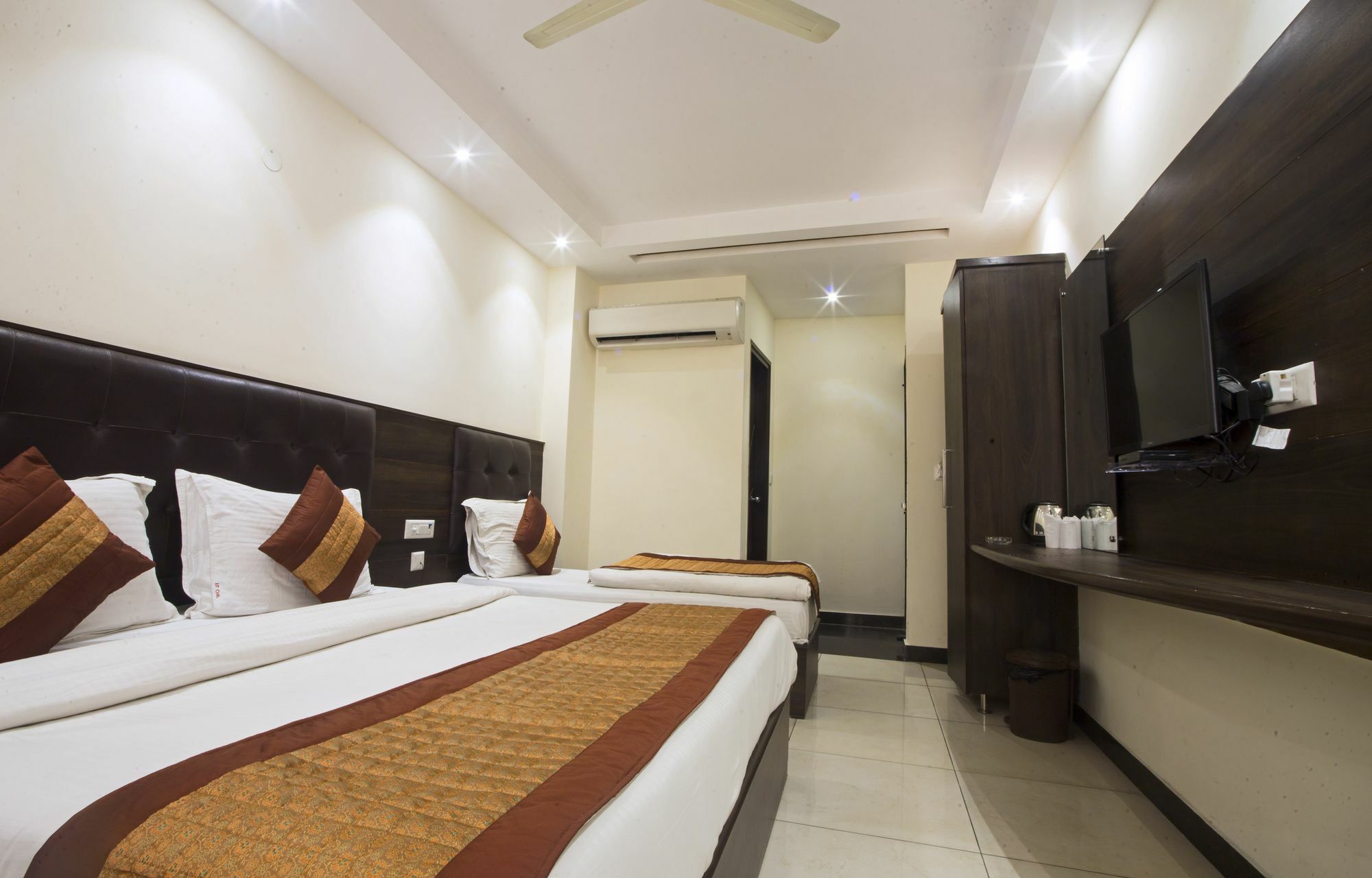 Hotel FabExpress Le Continental à New Delhi Extérieur photo