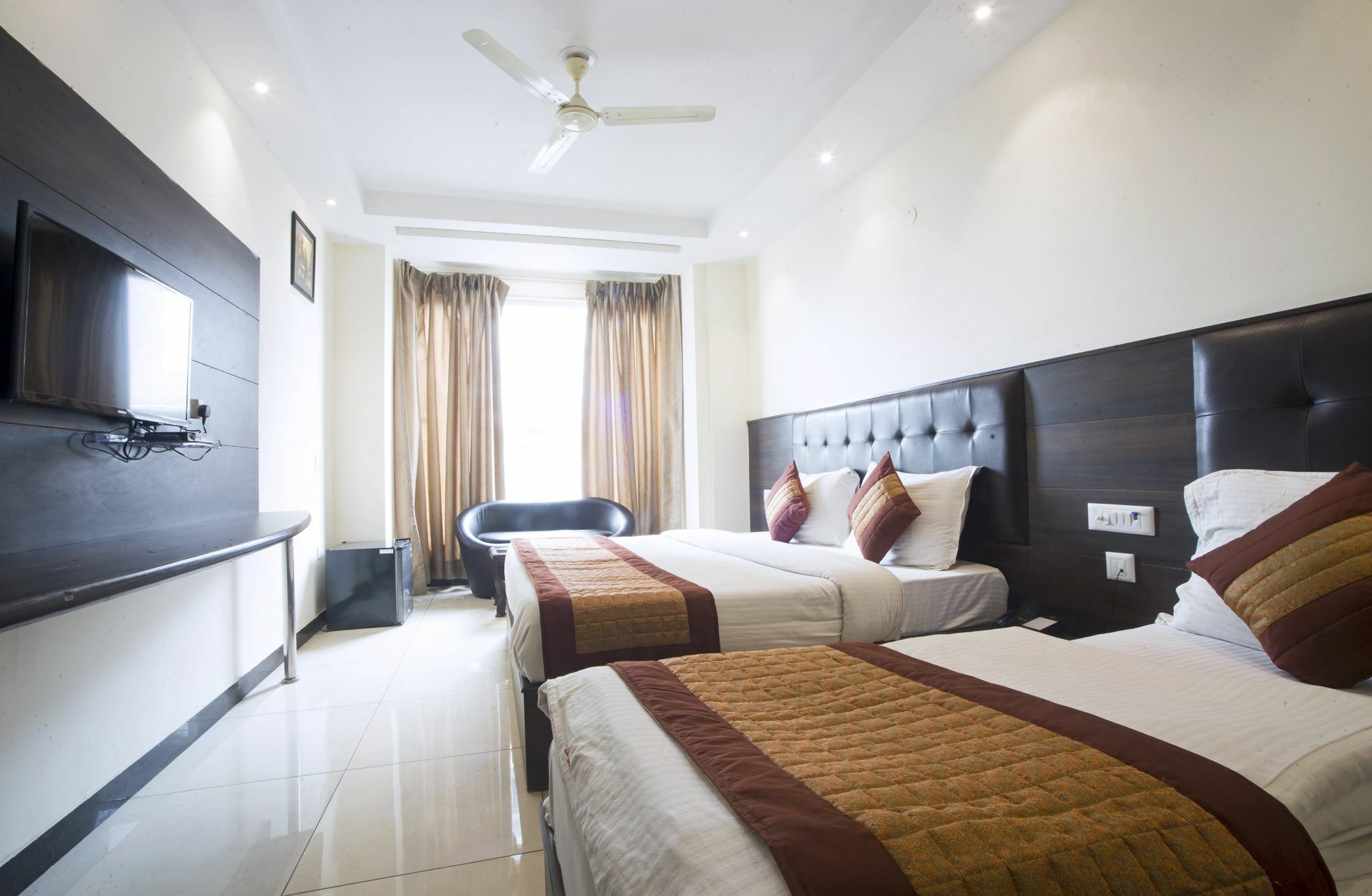 Hotel FabExpress Le Continental à New Delhi Extérieur photo